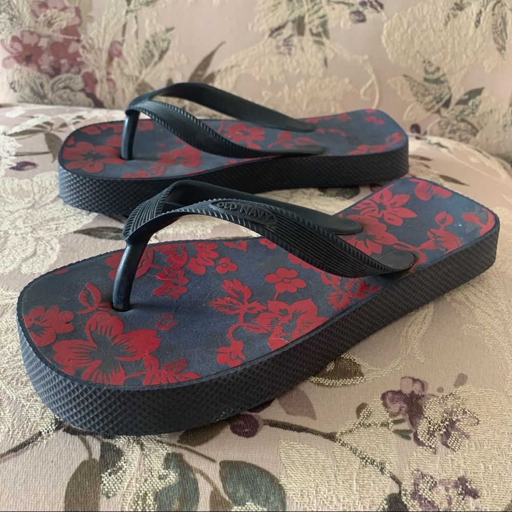 Women’s 6/7 VTG OLD NAVY Dark Navy Blue Red Hawaiian Flowers Platform Flip Flops